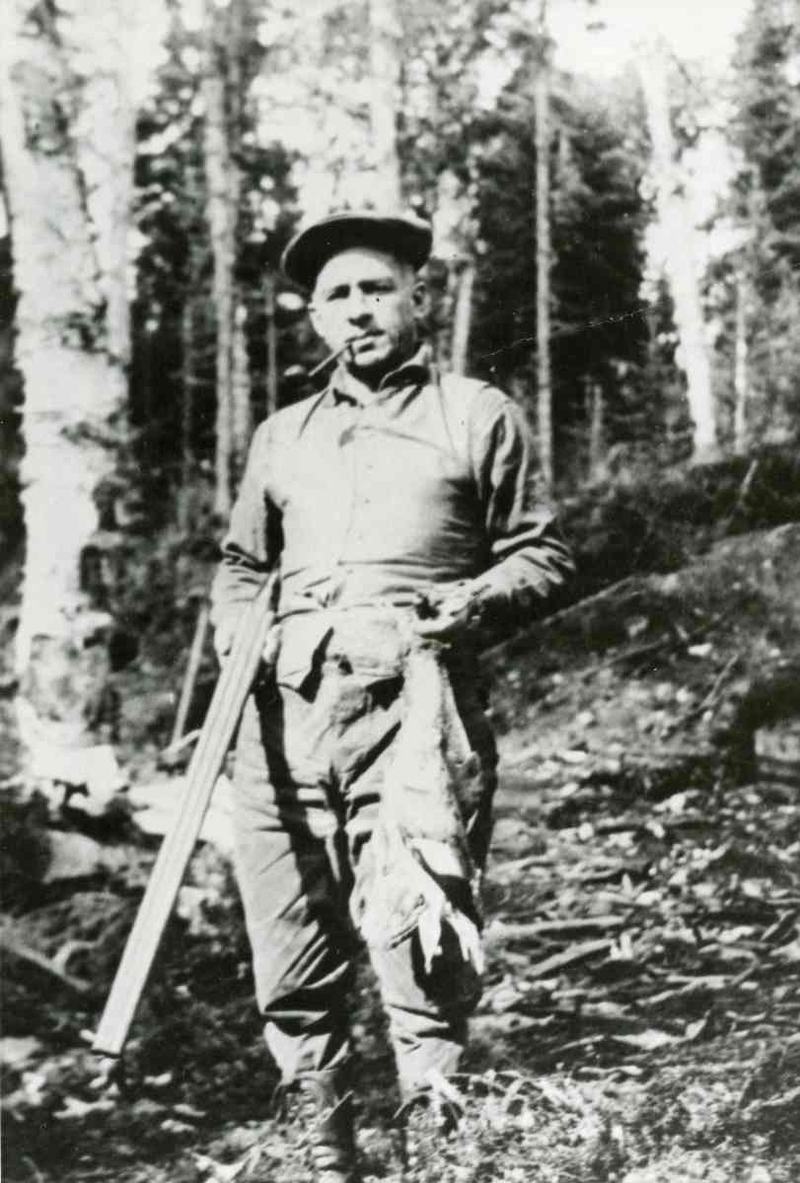 Le curé Pelletier lors d’une partie de chasse, vers 1925-1926. Sur les photos de cette époque, on le voit aussi souvent en habit d’aventurier qu’en soutane. Archives nationales à Rouyn-Noranda.