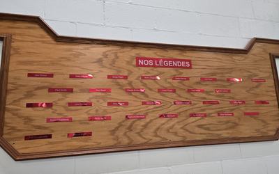 Le tableau des légendes, une initiative de Ghislain East, rend hommage aux personnes qui ont marqué le Club de curling Noranda comme Yvan Lamontagne.