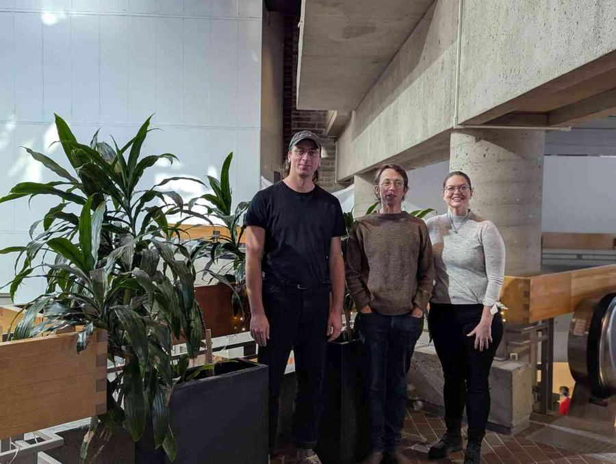 Un membre de l’équipe, Berte Séguin, le directeur du projet, Jonathan Hope et la co-directrice, Cassie Bérard, le 1er décembre à l’UQAM.