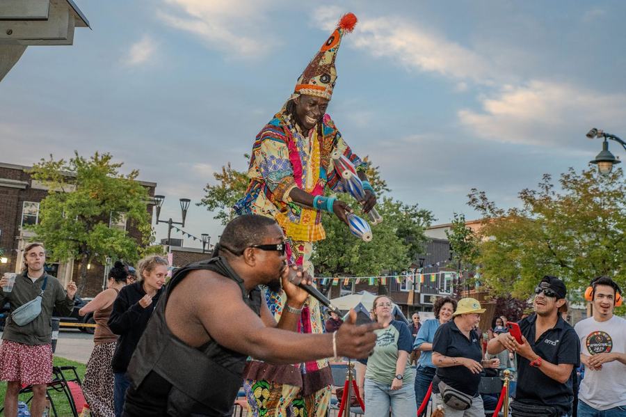 Neiluj Bigg et le géant pendant l'Afrostival 2026