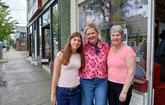 La porte-parole des Journées de la culture à Rouyn-Noranda, Mélanie Nadeau, entourée de sa fille Delphine et sa mère Françoise, qu’il est possible d’apercevoir sur les affiches de l’événement.