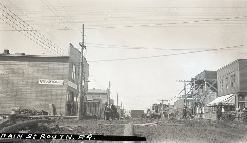 L’avenue Principale vers le nord en direction du futur site de la ville de Noranda qui est lui aussi en plein chantier en 1927. Archives nationales à Rouyn-Noranda, fonds Fonderie Horne, série Vavasour & Dick (08-Y, P123, S1, P58).