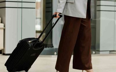 travailleur avec valise