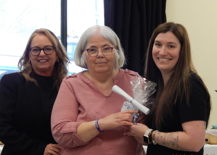 Lucie Chamberland, Trésorière du CA de la Ressource, Annette Légère et Carolyne Labrecque, directrice adjointe de la Ressource