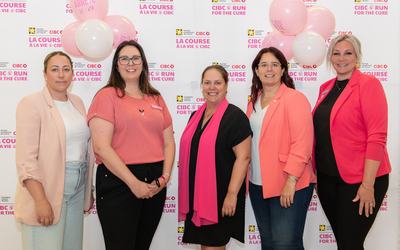 Stéphanie Tousigant, Cathy Ann Ingham, Danielle Périgny, Mirenda Filion et Kimberly Steinmetzer.  (Photo : Jarmila Guivarch) | Course à la vie CIBC 2026