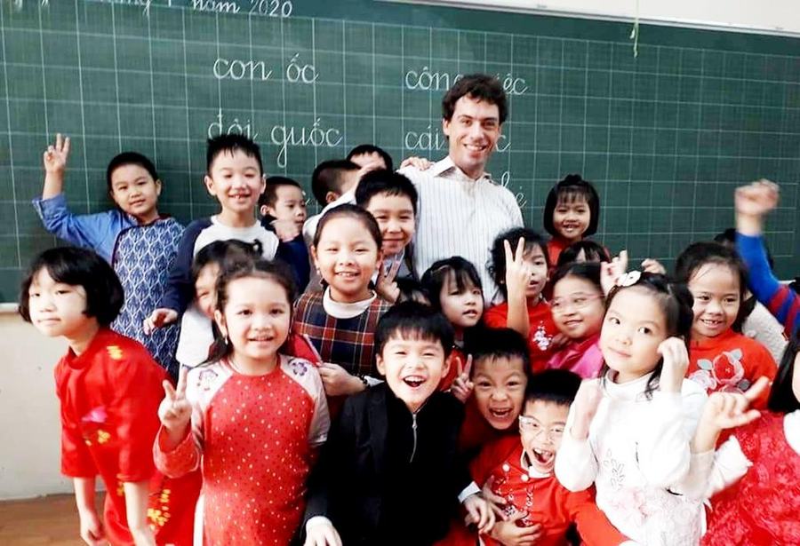 WEB Hugo dans sa classe avec des élèves